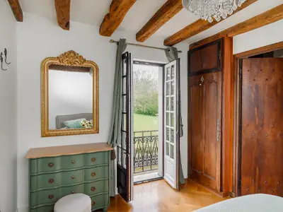 Chambre avec balcon offrant une vue imprenable sur le parc de 2 hectares