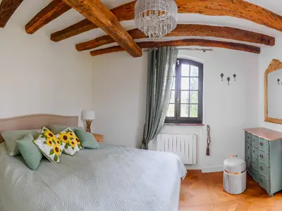 Chambre colorée avec poutres apparentes au plafond et décoration chaleureuse