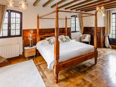 Chambre élégante avec parquet en bois massif et décoration raffinée