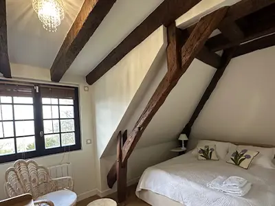 Chambre avec cheminée décorative pour une ambiance chaleureuse