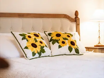 Chambre sous les toits avec lit 160 cm et charme authentique