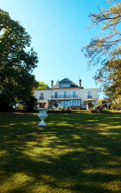 Vue éloignée du manoir depuis l'extrémité du parc