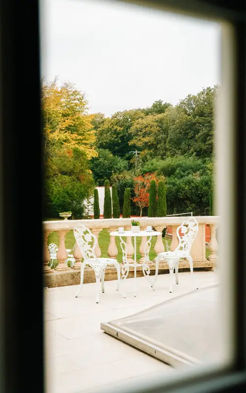 Vue depuis une terrasse donnant sur le terrain de tennis
