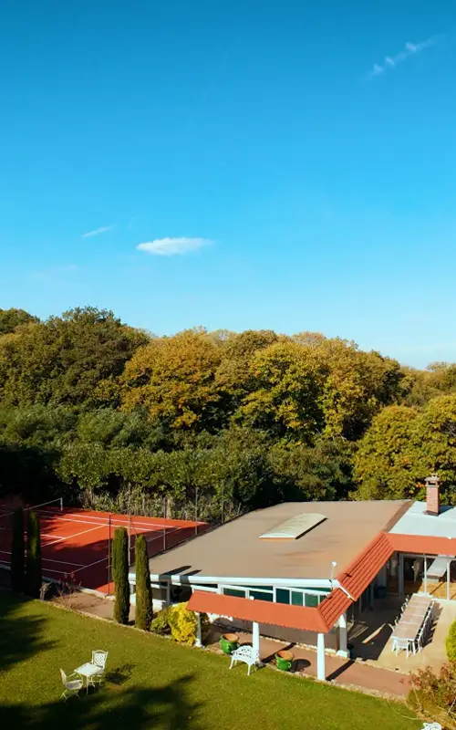 Vue aérienne avec terrain de tennis