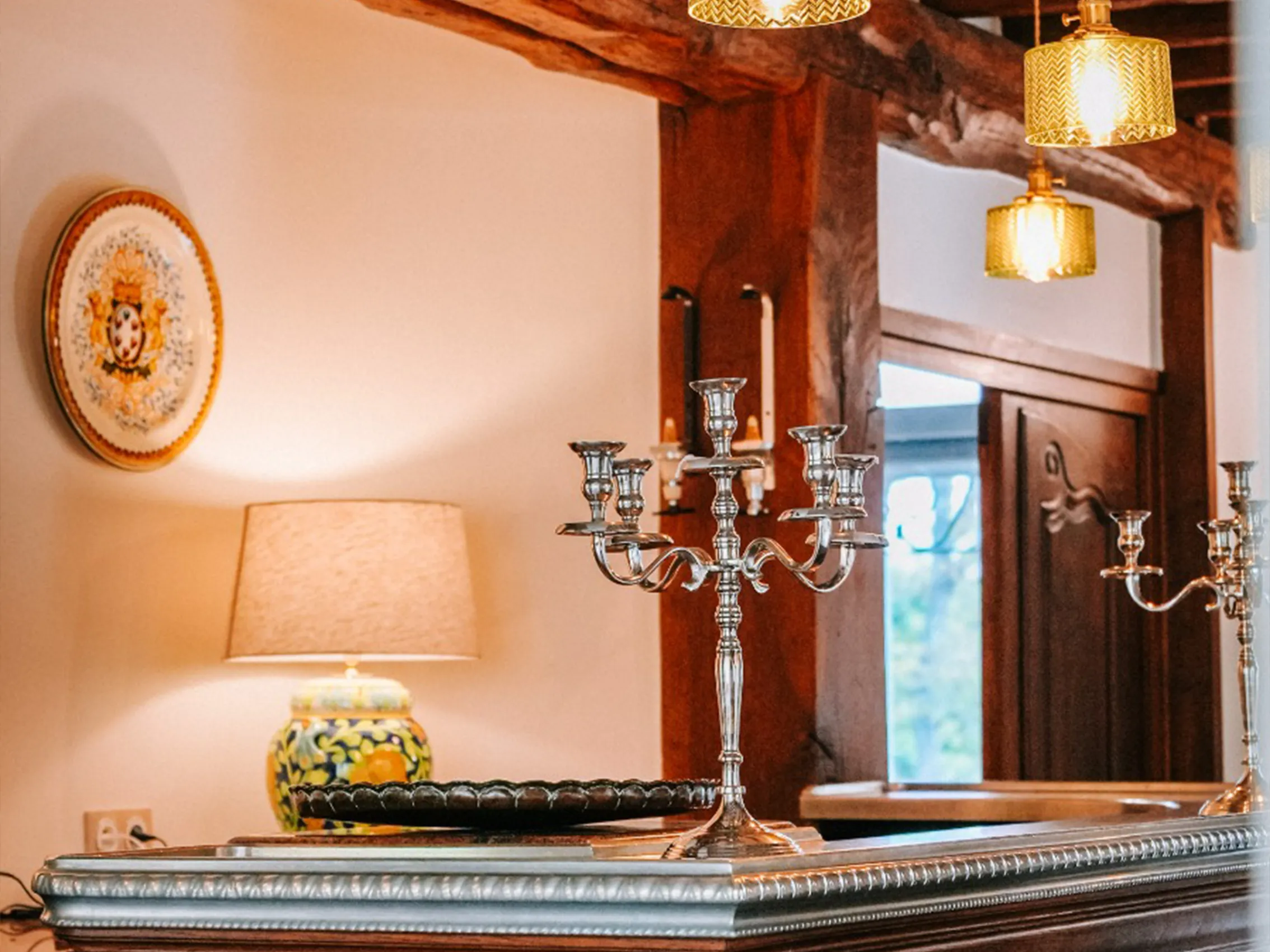 Comptoir de bar avec des chandeliers Villa Clairemaison