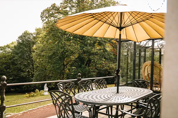 Parasol terrasse jardin Villa Clairemaison