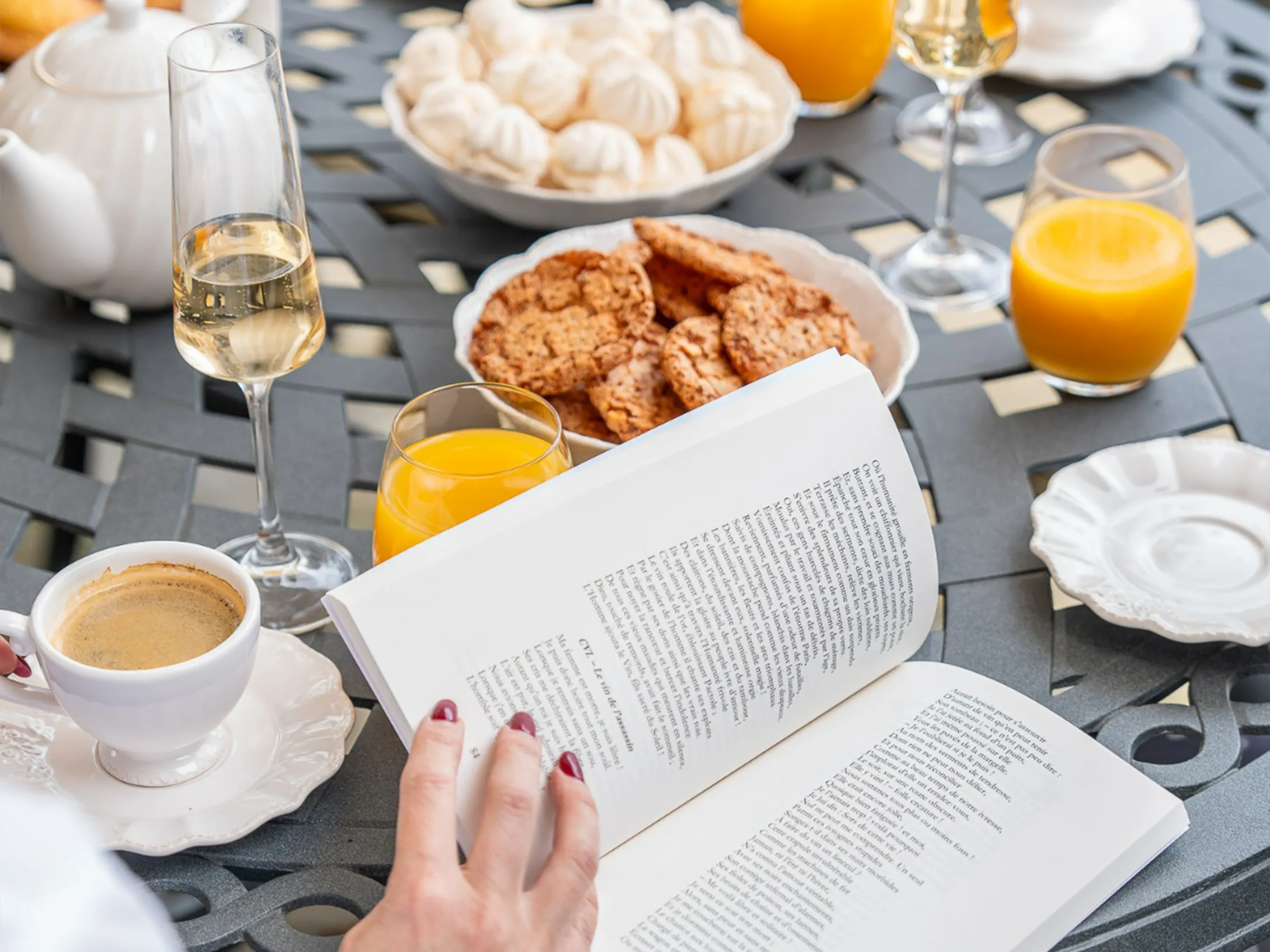 Petit déjeuner avec livre Villa Clairemaison
