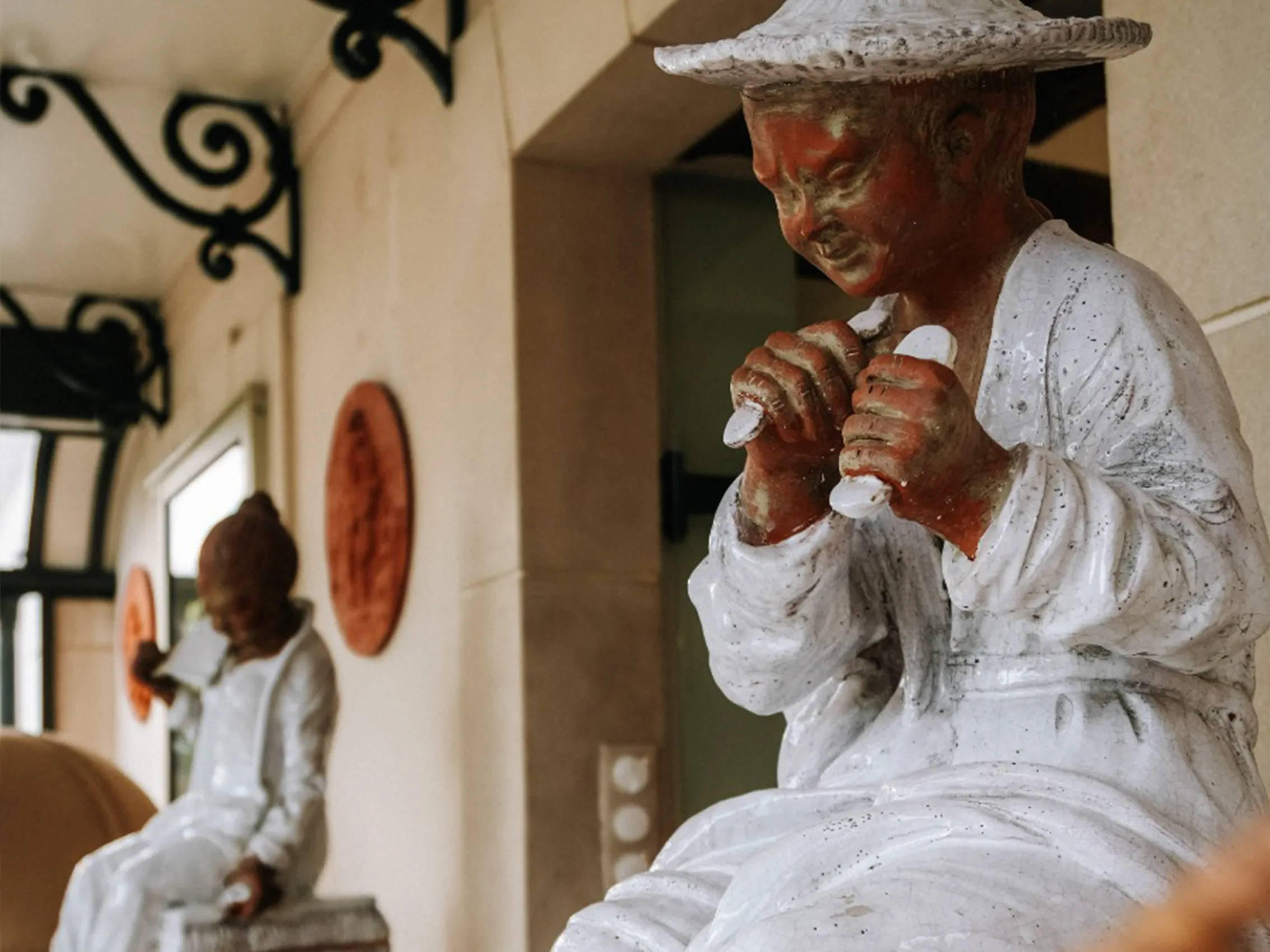 Statues à l'entrée-villa-clairemaison Villa Clairemaison Yvelines