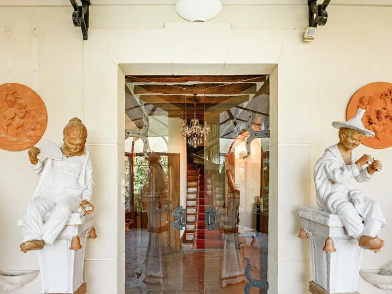 Entrée avec statues