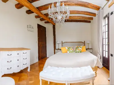 Grande chambre en longueur avec espace salon et literie premium