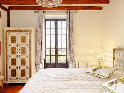 Chambre spacieuse avec lit double et armoire en bois massif
