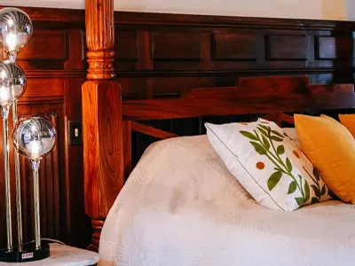Lit à baldaquin avec commode ancienne en bois sculpté