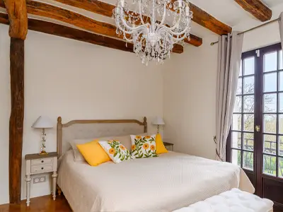 Lit double avec lustre élégant au plafond et ambiance romantique