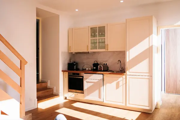 Cuisine entièrement équipée de la Maison d'Amis avec îlot central