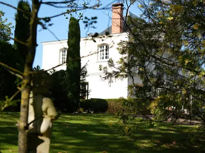 Vue extérieure du manoir principal depuis le parc paysager de 2 hectares