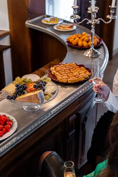 Toast et vin d'honneur dans le salon d'apparat