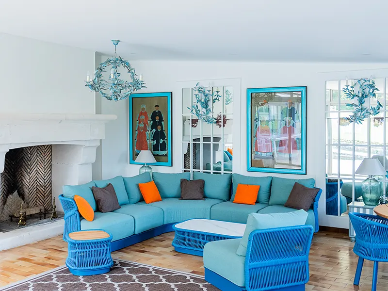Salon luxueux du Pool House avec sofas turquoise design, coussins moelleux et luminosité naturelle - Villa Clairemaison