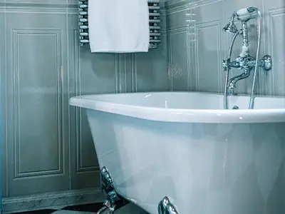 Salle de bain privative en marbre avec douche à l'italienne