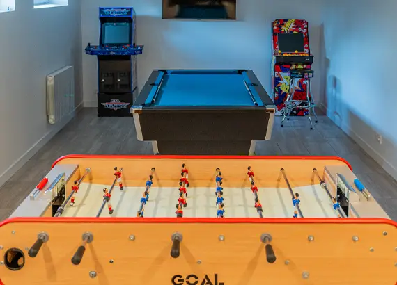 Salle de jeux pour enfants avec maison de poupée